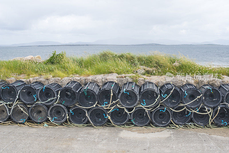 爱尔兰梅奥市，Bellmullet, Co.， Blacksod Harbour，一排一排的龙虾锅。